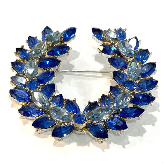 Vintage mid century brooch open wreath dark blue rhinestones pin on silvertone - Picture 1 of 5